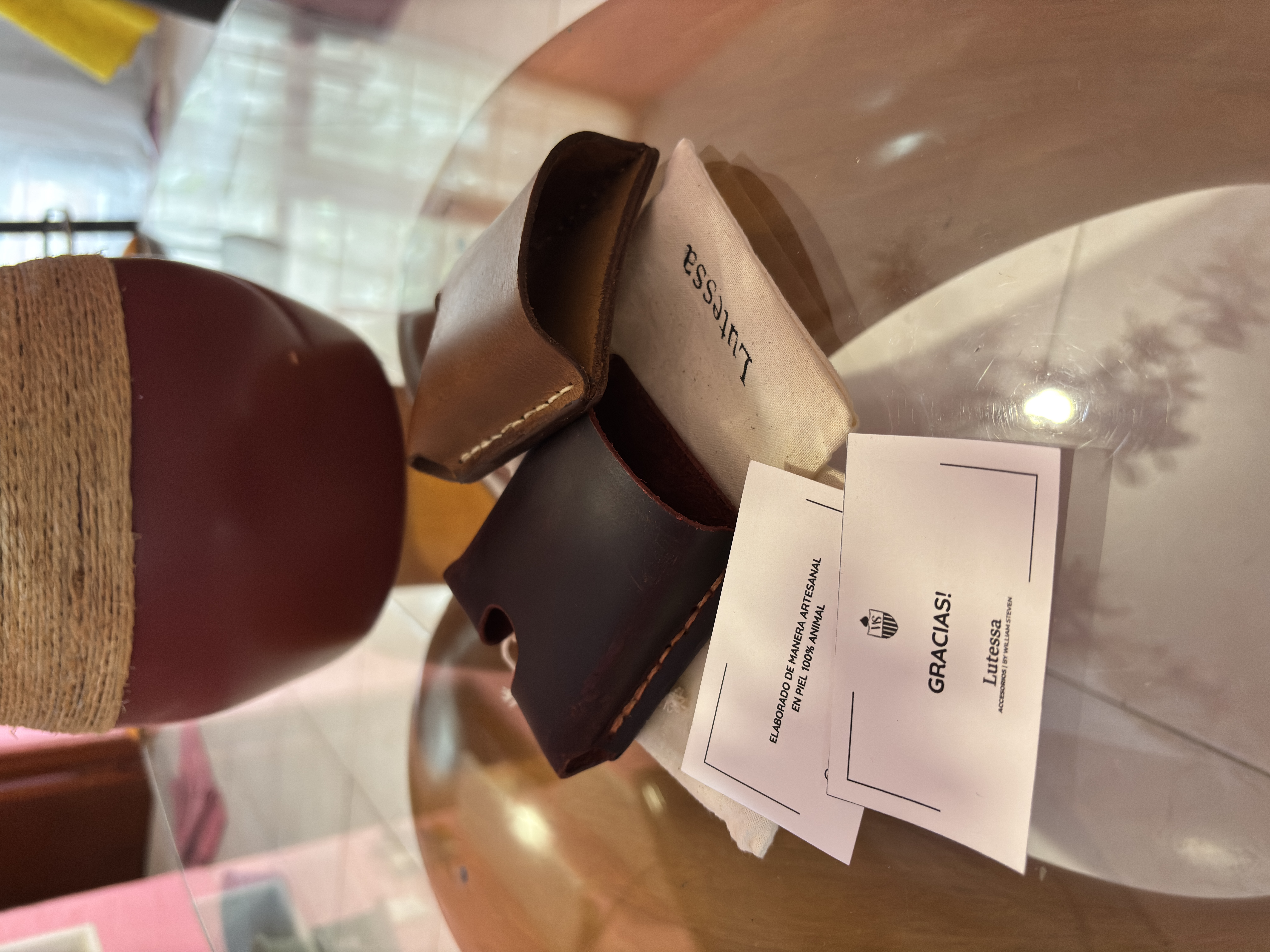 Lutessa Luxury Leather Playing Card Carrier (Camel) - Imagen 2