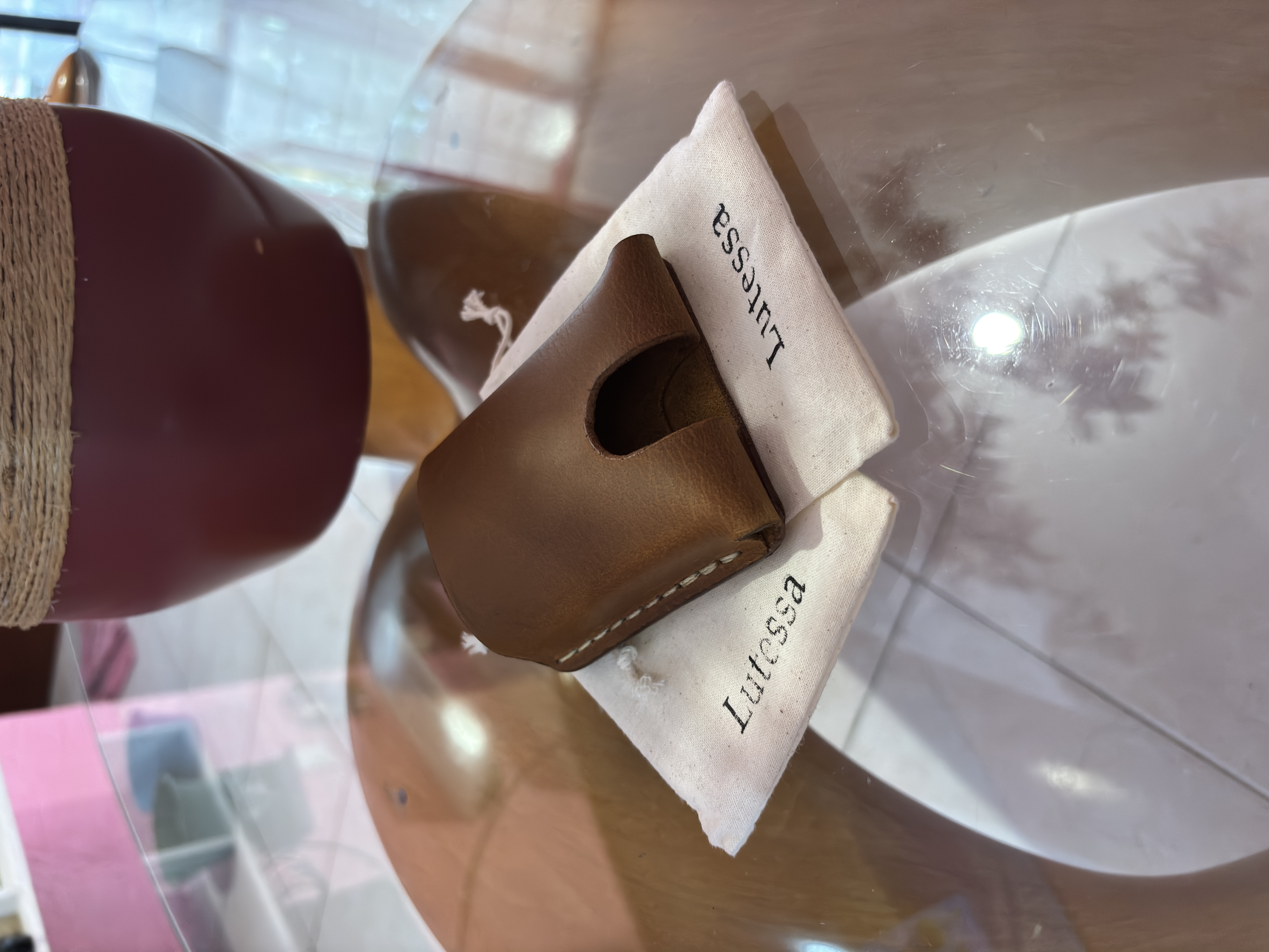 Lutessa Luxury Leather Playing Card Carrier (Camel) - Imagen 4